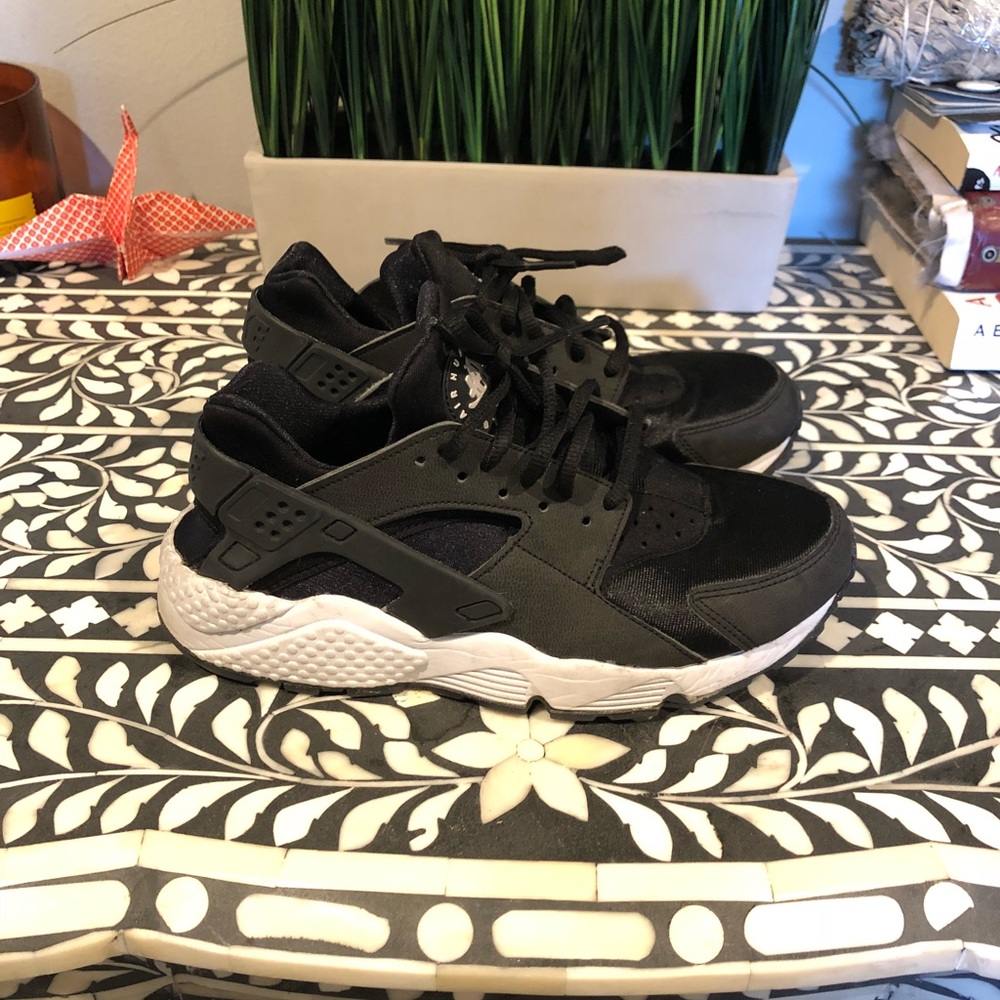 Black and white Huaraches